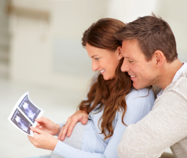 Pregnant-couple-looking-at-ultrasound-scan-pic.jpg