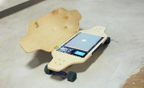 briefskate-stores-your-belongings-while-you-cruise-designboom-10.jpg