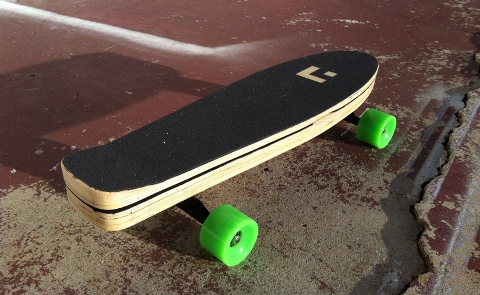 briefskate-stores-your-belongings-while-you-cruise-designboom-05.jpg