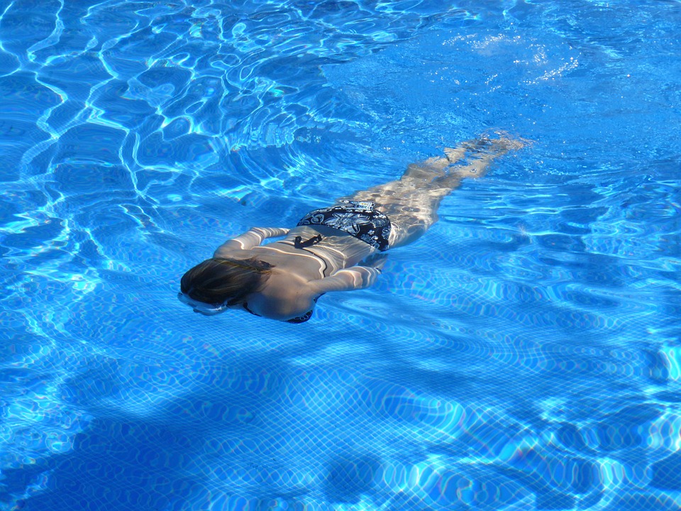 holiday-woman-underwater-swim-water-girl-diving-422546.jpg