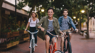 Orr nélküli biciklinyereg, középen lyukas párna: az intimzónád védelmezői lehetnek