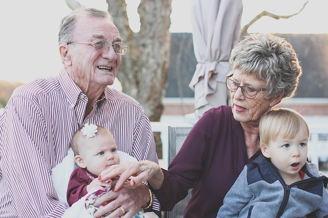 grandparents-1969824_640.jpg