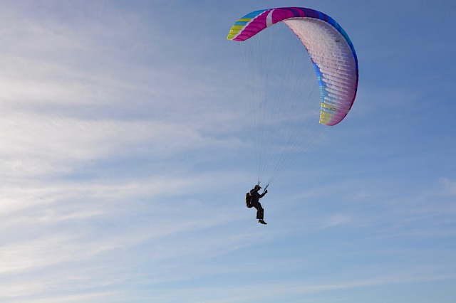 paragliding-gd05d4023a_640.jpg