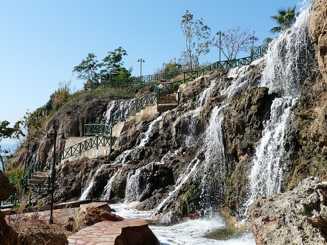 waterfall-73895_640.jpg