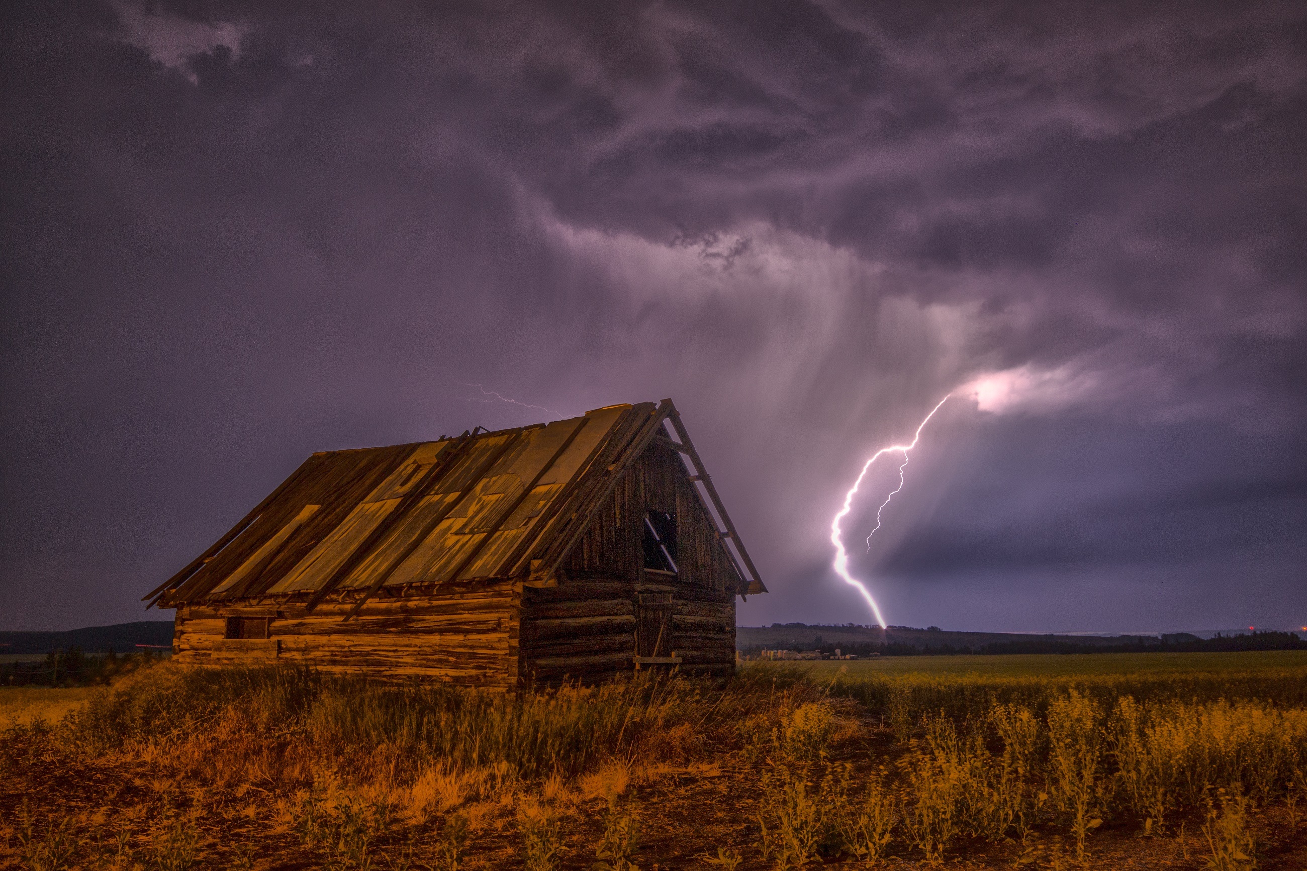barn-lightning-bolt-storm-99577.jpeg