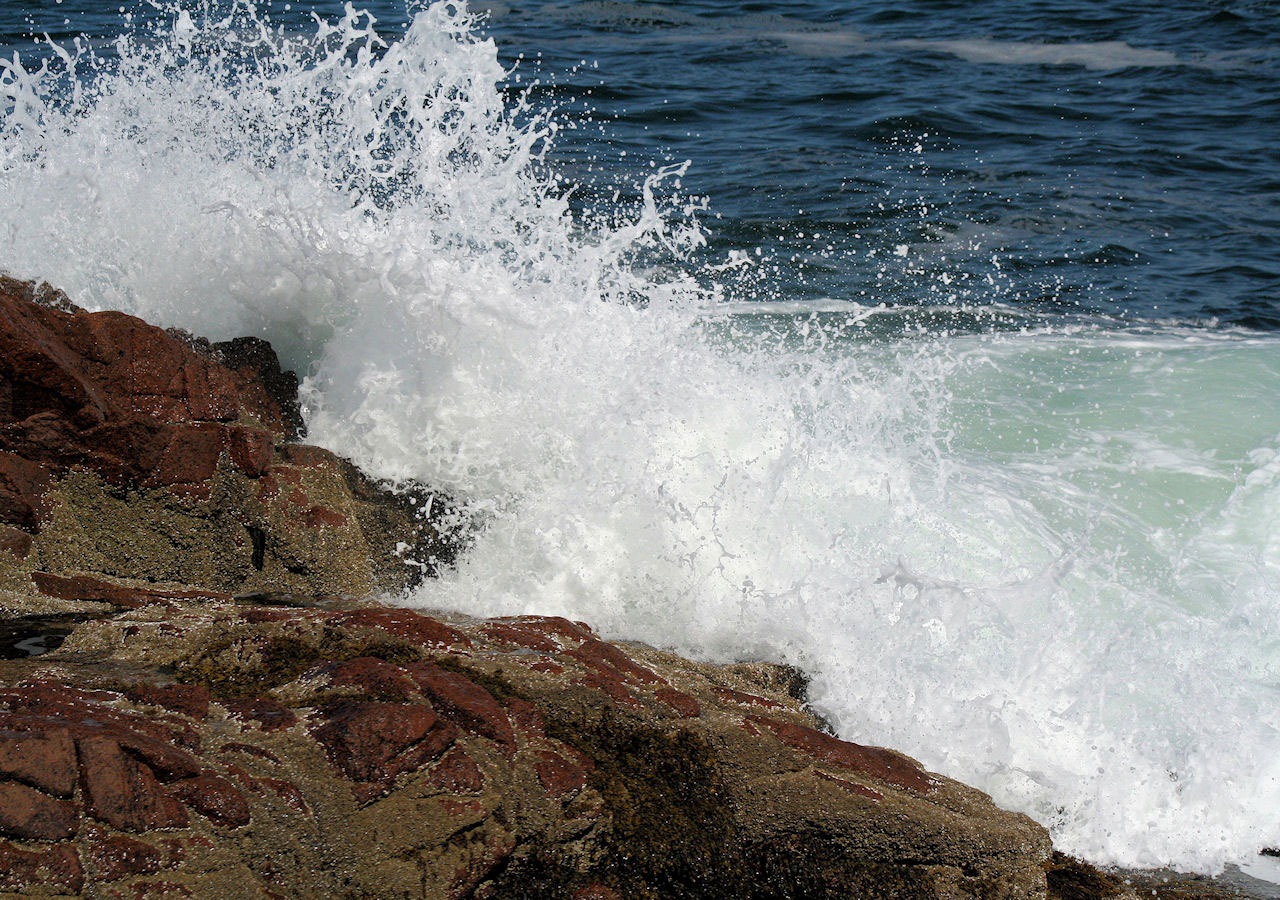 ocean_waves_hitting_rocks_191577_1.jpg