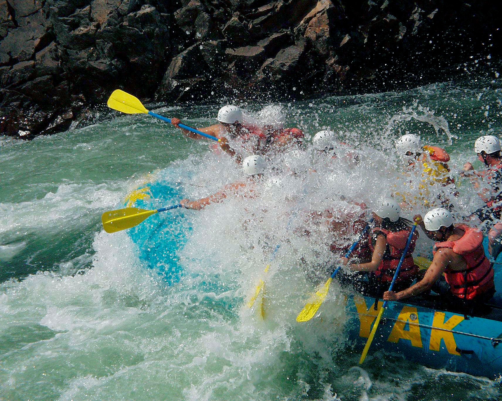 river_rafting_fraser_river_british_columbia.jpg