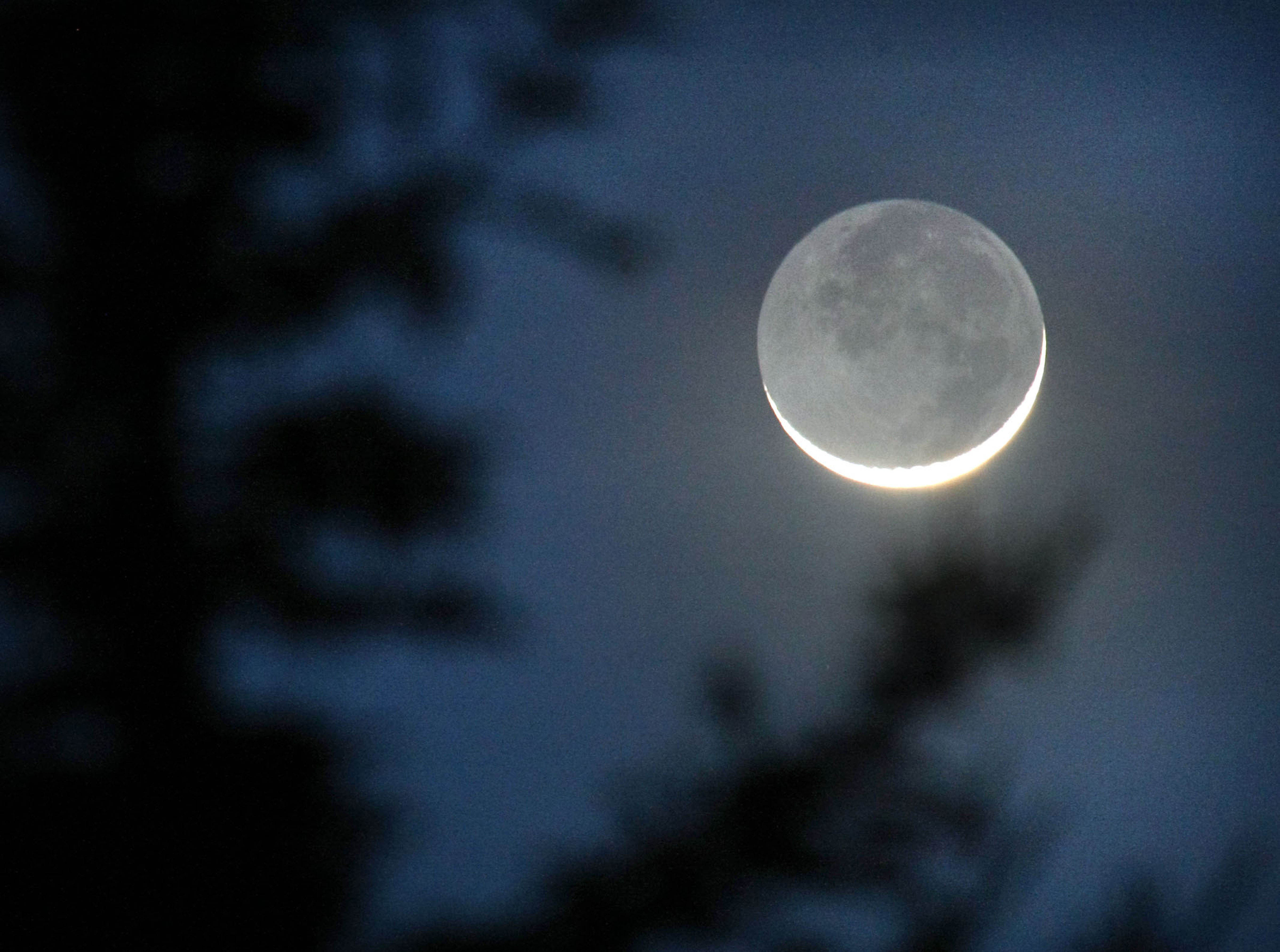 earthshine-moon-crescent-st.jpg
