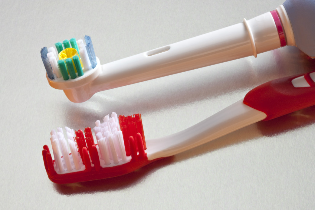 manual-and-electric-toothbrush_t20_rk7pbb.jpg