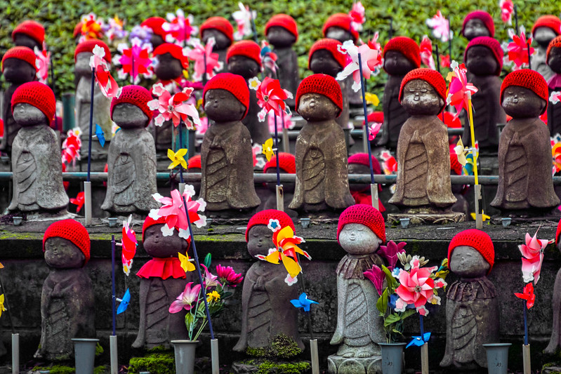jizo-bosatsu-statues-with-red-bibs-hats-and-fans.jpg