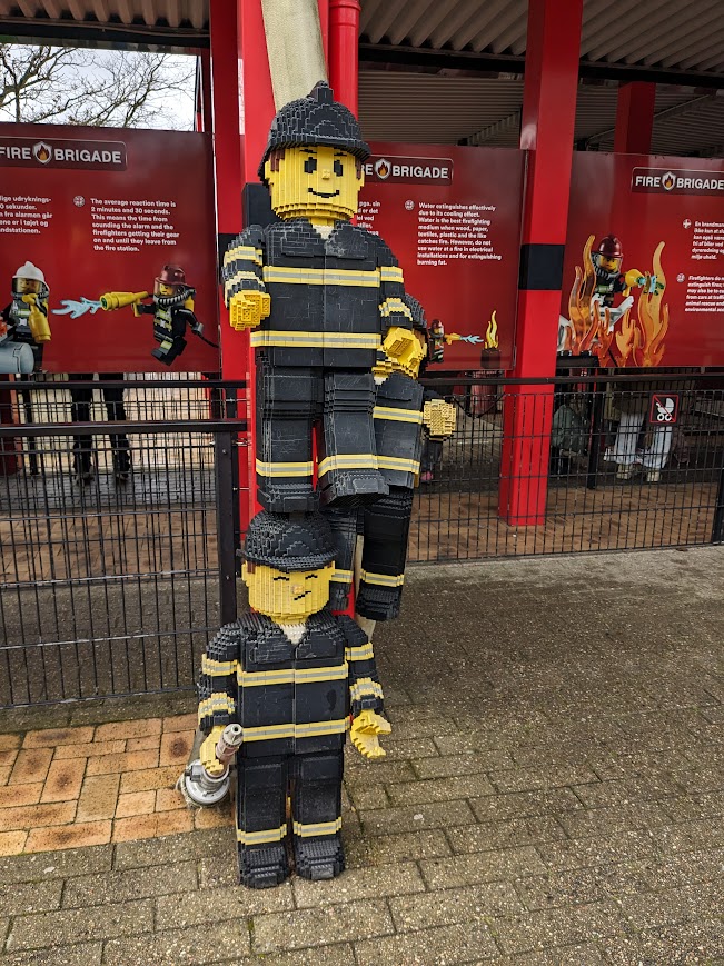 billund_legoland_tuzolto_lego_szobrok.jpg