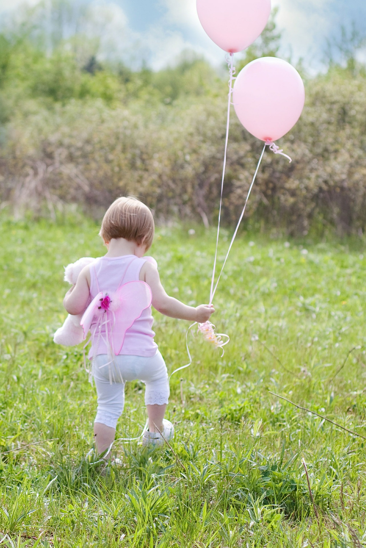 little-girl-with-balloons-626113_1920.jpg