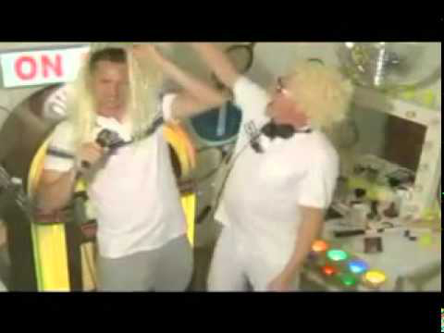 Djokovics honfitársa ölében vonaglott