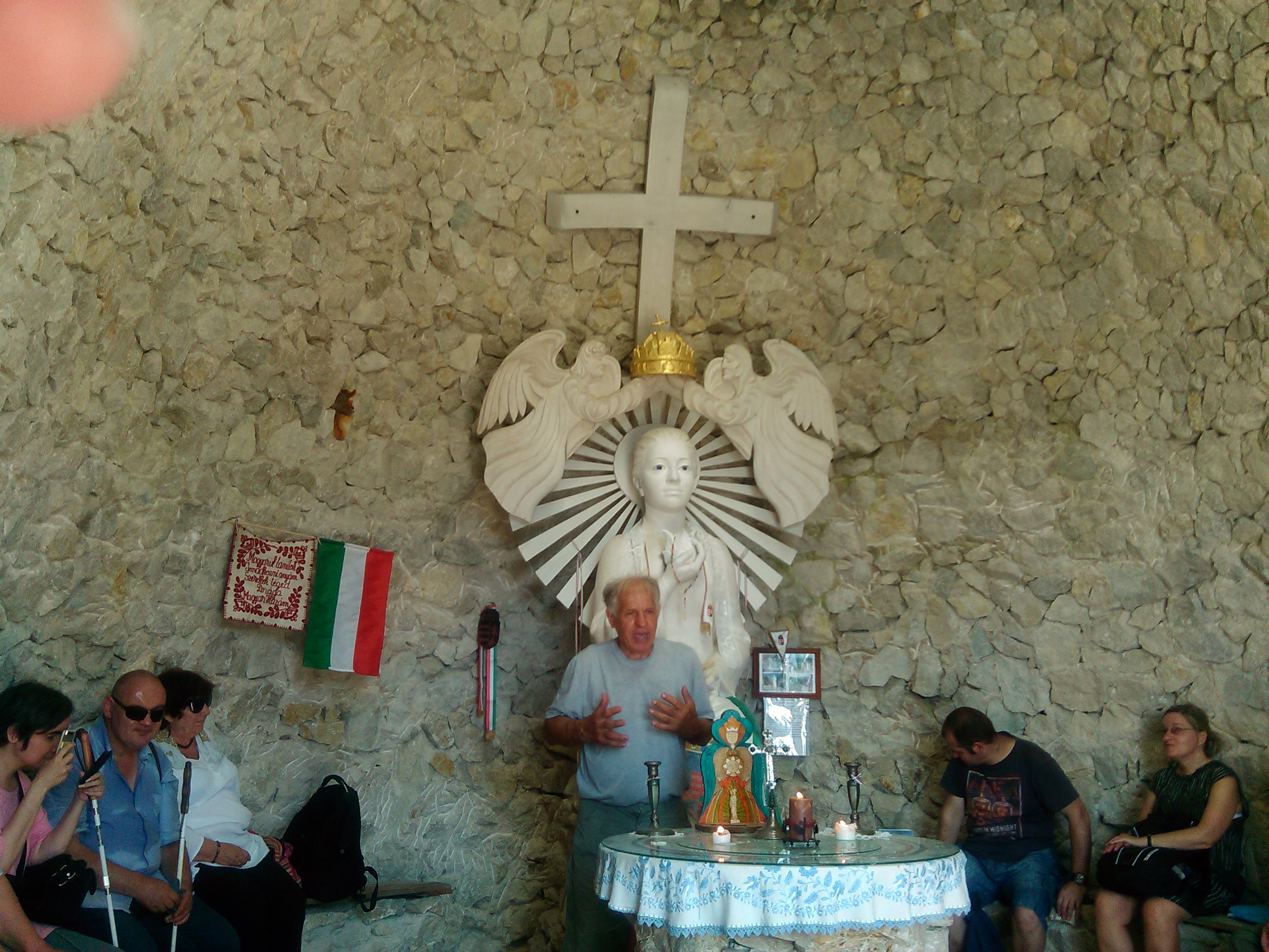 szonyi_jozsef_pilisszanto_mindenkori_polgarmestere_beszel_a_falu_es_kapolnaja_torteneterol_es_szuz_mariarol.jpg