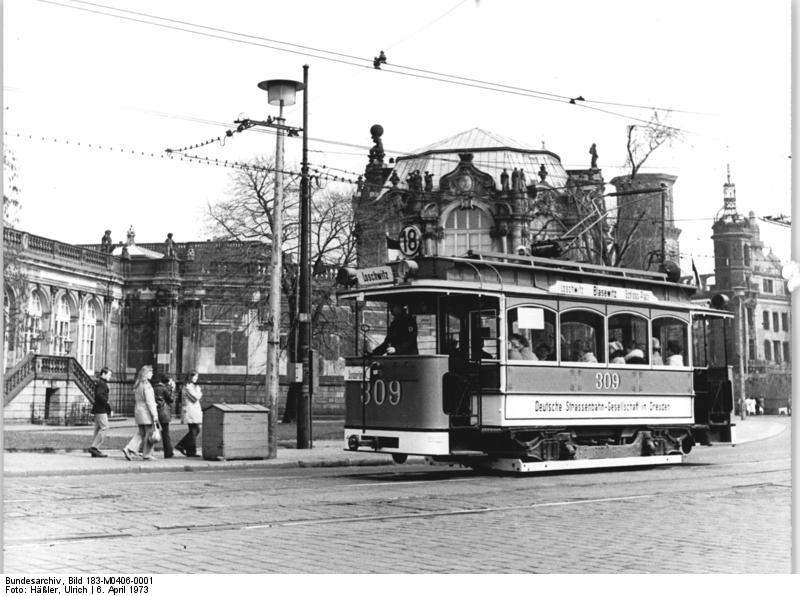 bundesarchiv_bild_183-m0406-0001_dresden_historische_stra_enbahn.jpg