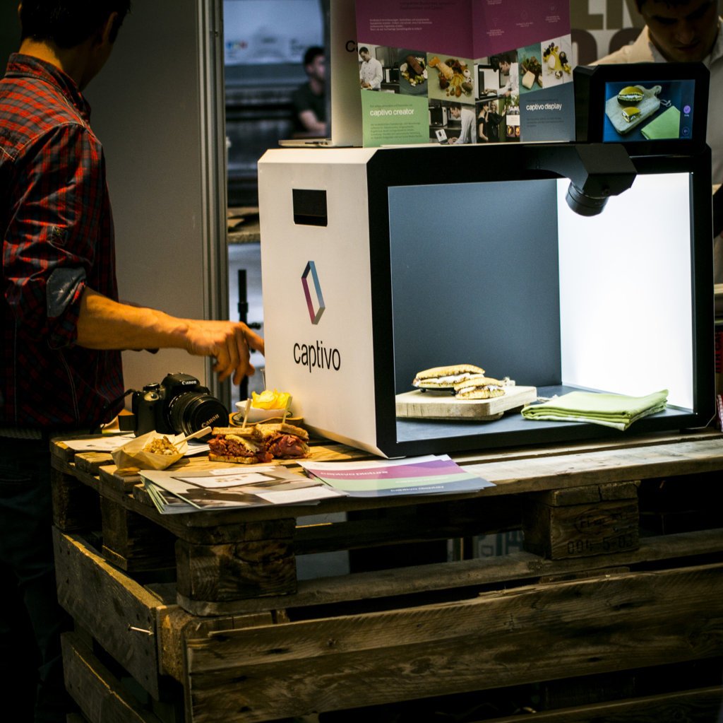 Érdekes árukapcsolás az ételfotózó automata, kimondottan gasztró célra kifejlesztve.