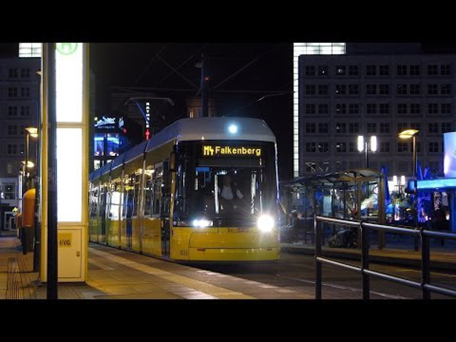 Berlini este a Fal hűlt helyétől keletre