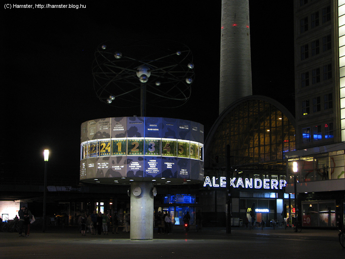 Alexanderplatz_csak_a_Weltuhr_2012.jpg
