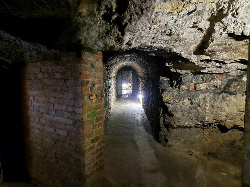 A másfél órás túra (van rövidebb és hosszabb is belőle az érdeklődéstől és fizikai állapottól függően) során jártunk természetes részekben, természetes, de megerősített részeken, középkori pincékben, és a világháborúban óvóhelyként kiépített szakaszokban.
