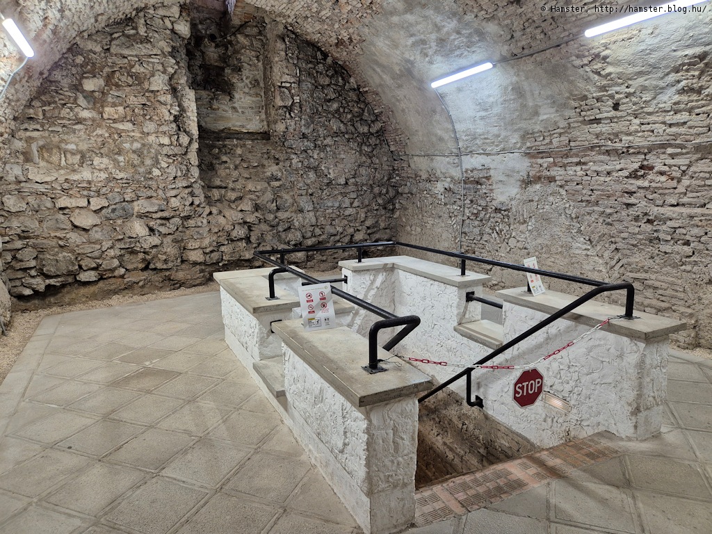 A barlangba egy pincéből lehet lemenni. Pontosabban sok helyről, de ez az út innen indult. Érdekes volt, amikor a túravezető azt mondta, hogy a pincéről már Zsigmond idejéből van írásos említés. Hány ma is meglevő hely van ma az országban, amiről már akkor konkrétan írtak?