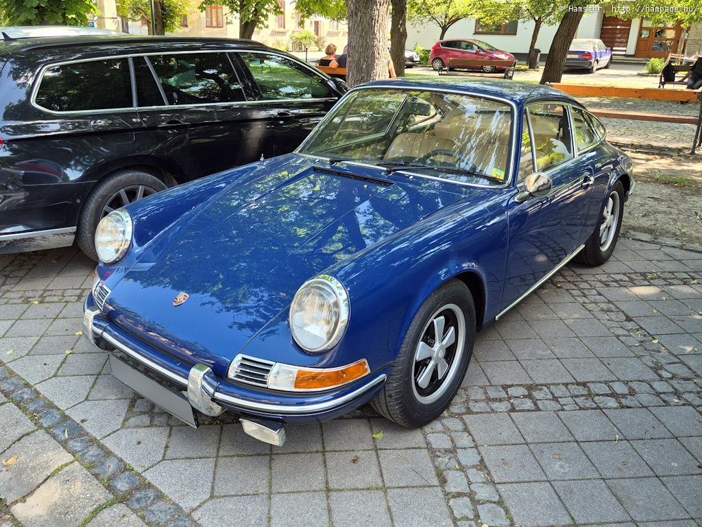 Nagymaroson a hajótól a vasút felé tartva akadtunk bele ebbe a Porsche 911T-be.