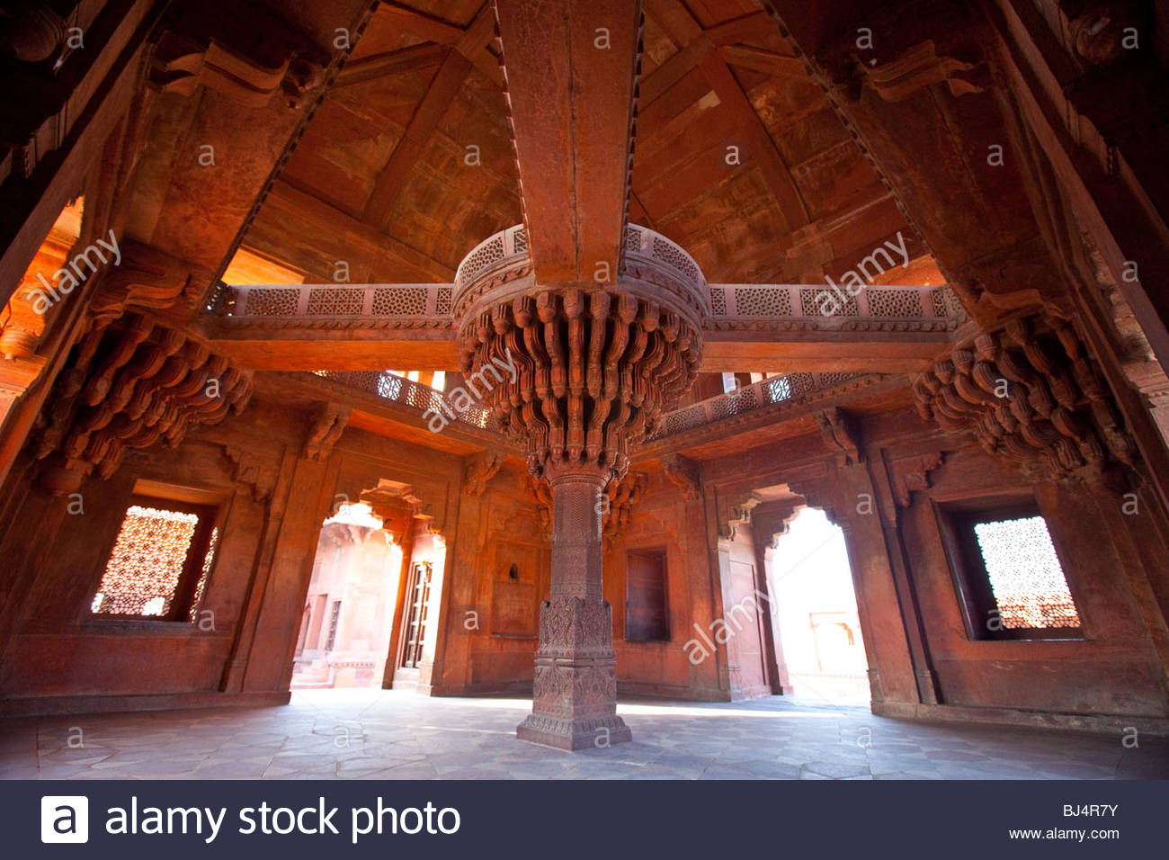 diwan-i-khas-in-the-palace-complex-at-fatehpur-sikri-in-uttar-pradesh-bj4r7y.jpg