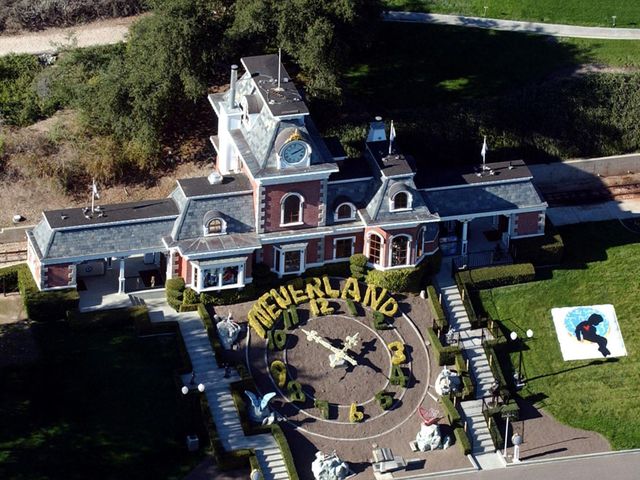A Michael Jackson tulajdonában álló Neverland Farm elkelt. Az ingatlant Ron Burkle milliárdos vásárolta meg.
