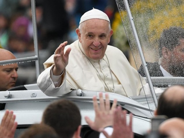 A csíksomlyói Szűzanya palástjával fogta fel az esőt- hálás zarándokok Ferenc pápa látogatásán