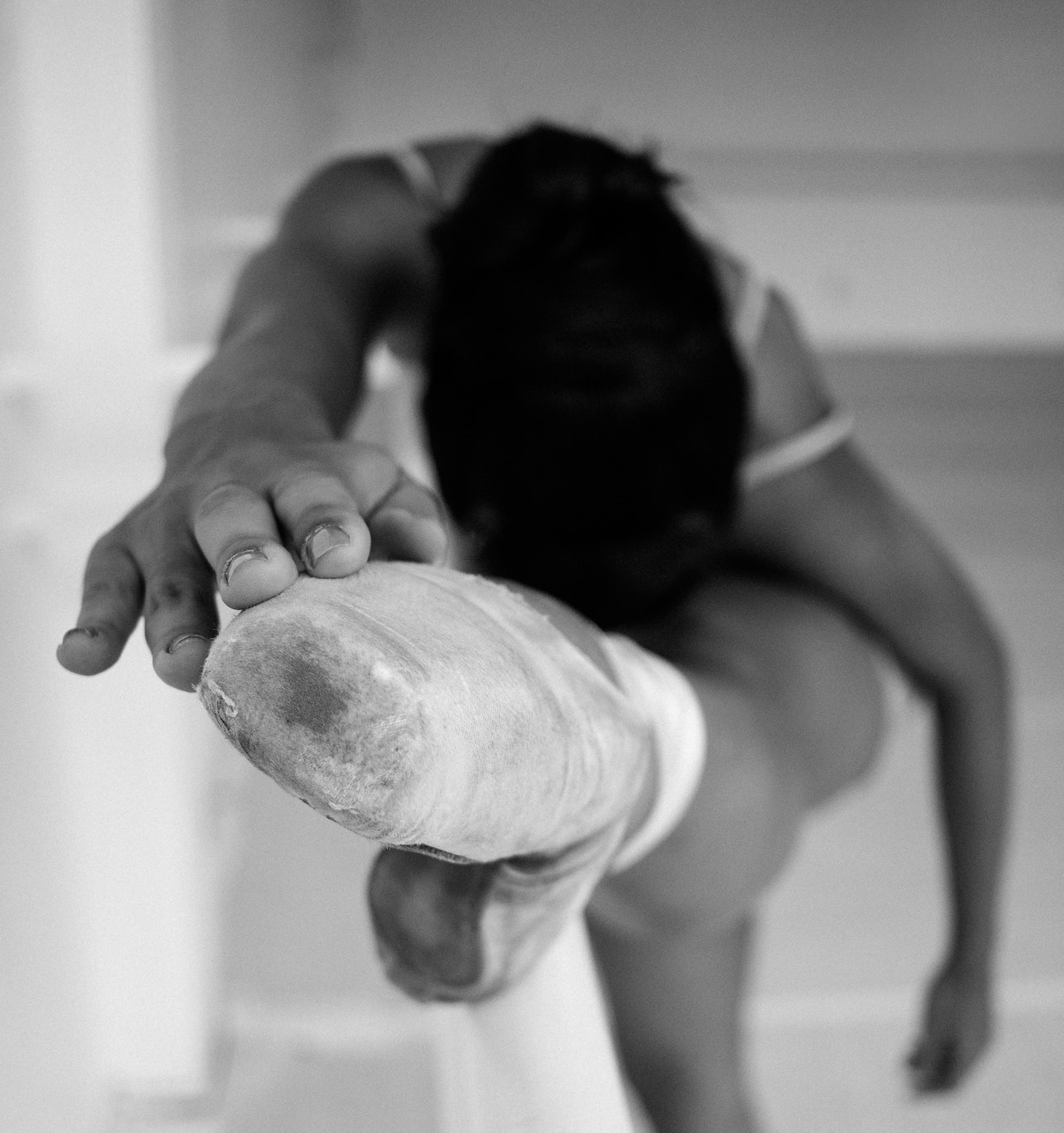 monochrome-photo-of-woman-stretching-her-leg-1820143_vagott.jpg