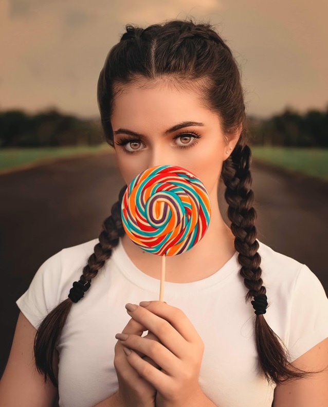 woman-holding-lollipop-2280906_vagott.jpg