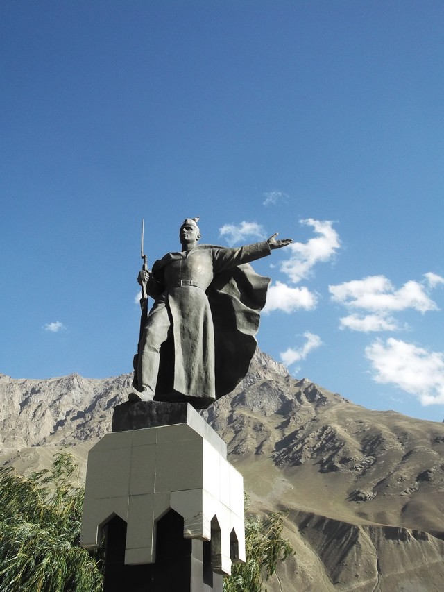 14. Szovjet katona emlékműve Badahsán-Hegyvidék fővárosában, Khorogban.jpg