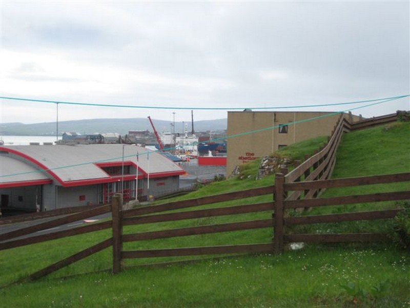 2_a_kocka_alaku_shetland_hotel_a_szobambol_bal_oldalon_a_hajoallomas.jpg