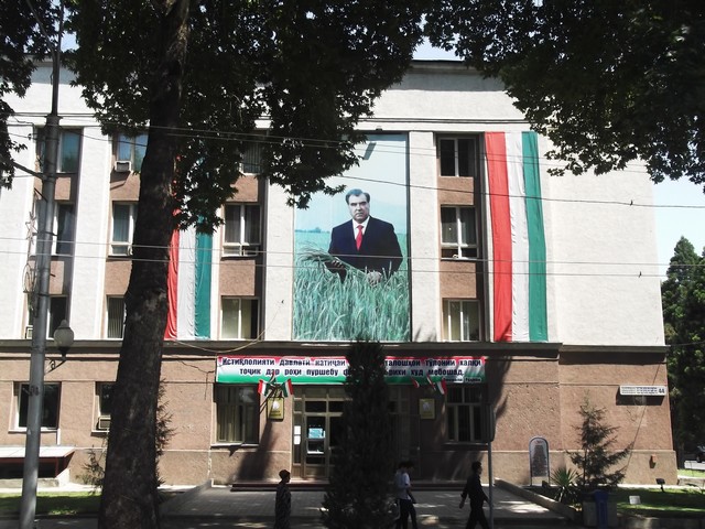 4. Emomali Rahmoni elnök a búzamezőn. Propaganda-fotó az egyik kormányzati épületen. A fotó stílusa erősen az 50-es évek Magyarországát idézi.jpg