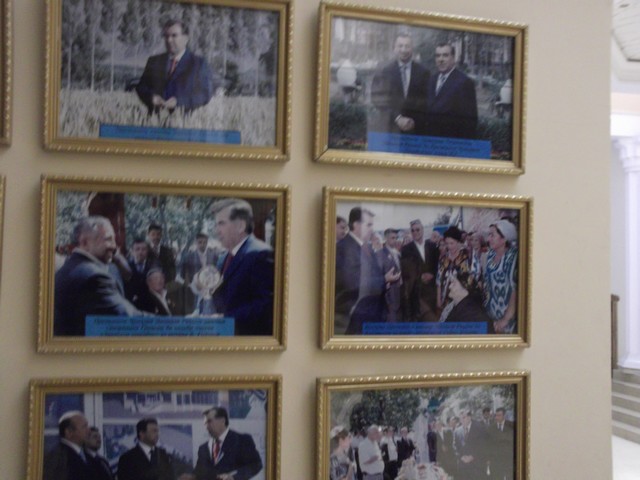 5. Emomali Rahmoni elnöknek szentelt fal a hudzsandi múzeumban.jpg