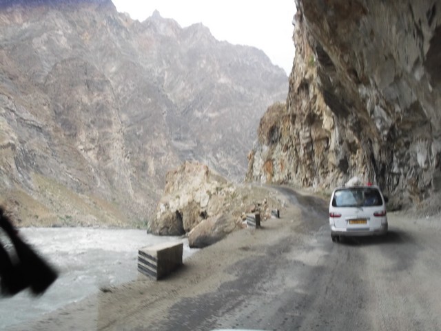 9. A pamíri főút itt épp az afgán-határon halad, a folyó túl oldala már Afganisztán.jpg