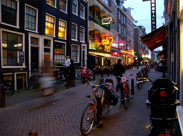Amszterdam esti bringákkal.jpg