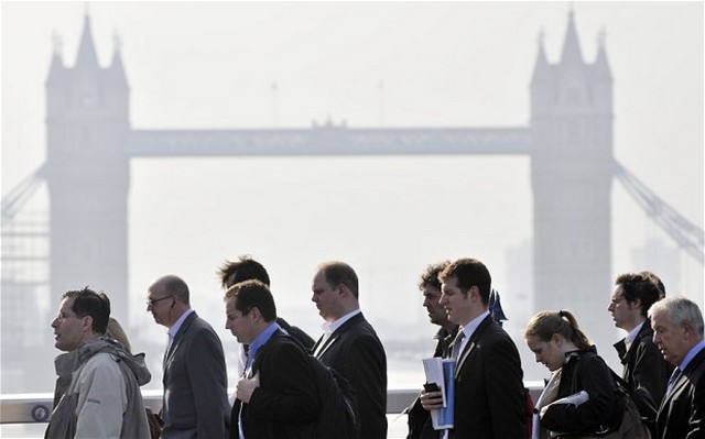 Anglia, London, Tower Bridge és emberek.jpg