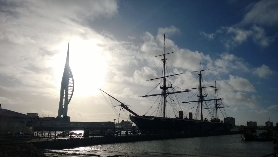 Az HMS Warrior, a világ első páncélos hadihajója a Historic Dockyardban.jpg