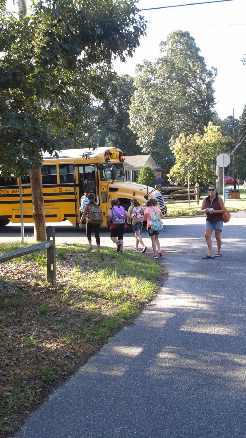 Az iskolabusz indulása a szomszéd gyerekekkel és a lányommal.jpg