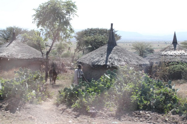 Etióp falu az út mellett.jpg