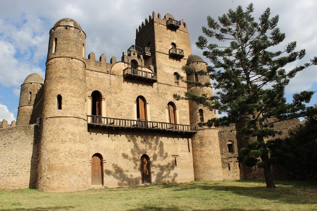 Gondar lett Etiópia első fővárosa a 17.században. A képen látható várat a város alapitója Bazilidész király építette.jpg