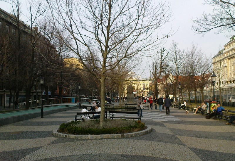 Hviezdoslav-tér,  Jobbra látható az amerikai nagykövetség katonai támaszpontja. Szemben az opera, tőle balra az USA második legerősebb bástyája, a McDonald's.JPG
