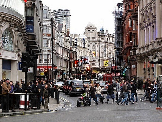 London utca tömeg.jpg