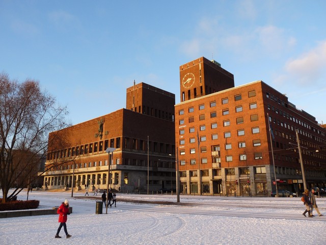 Oslo városháza a lemenő nap fényében_1.JPG