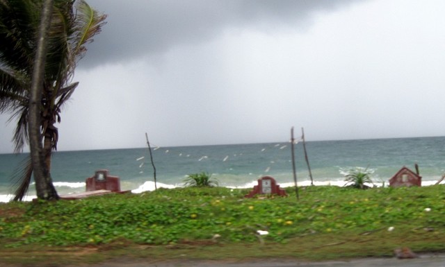 Sri Lanka sírok a tengerparton.jpg