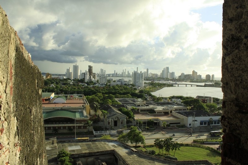 cím_Cartagena a Castillo San Felipe erődből, Boca Grande felhőkarcolói.jpg