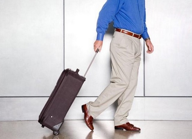 férfi bőrönddel FB-s.jpg