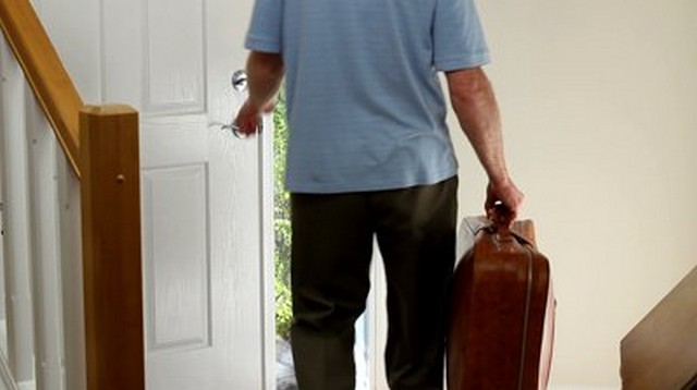 férfi bőrönddel kilép az ajtón.jpg