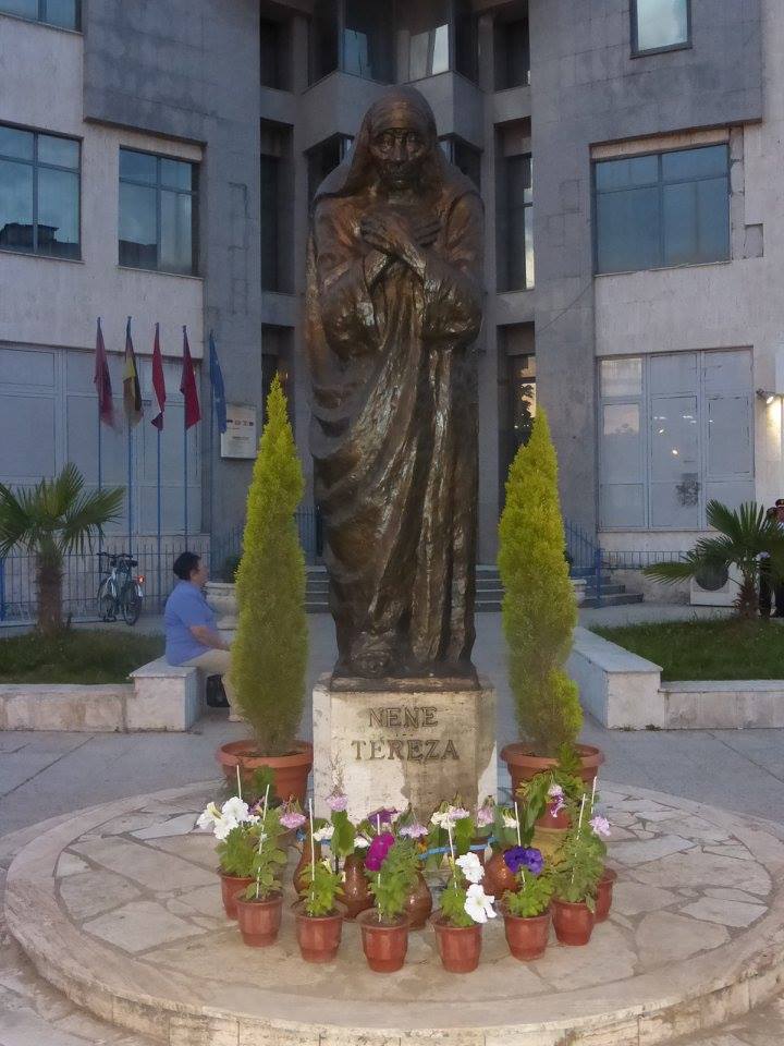 A város híres szülöttje, Teréz anya szobra