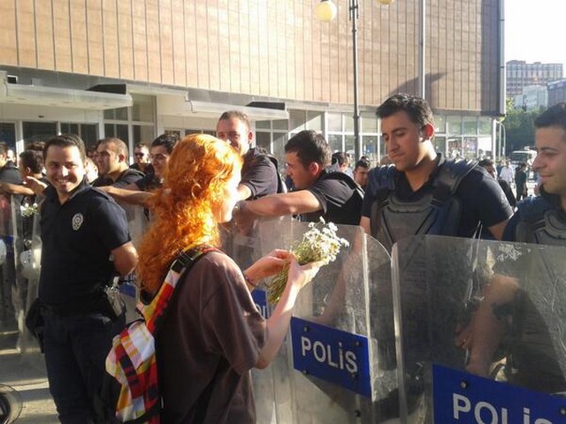 virág tüntető rendőr.jpg